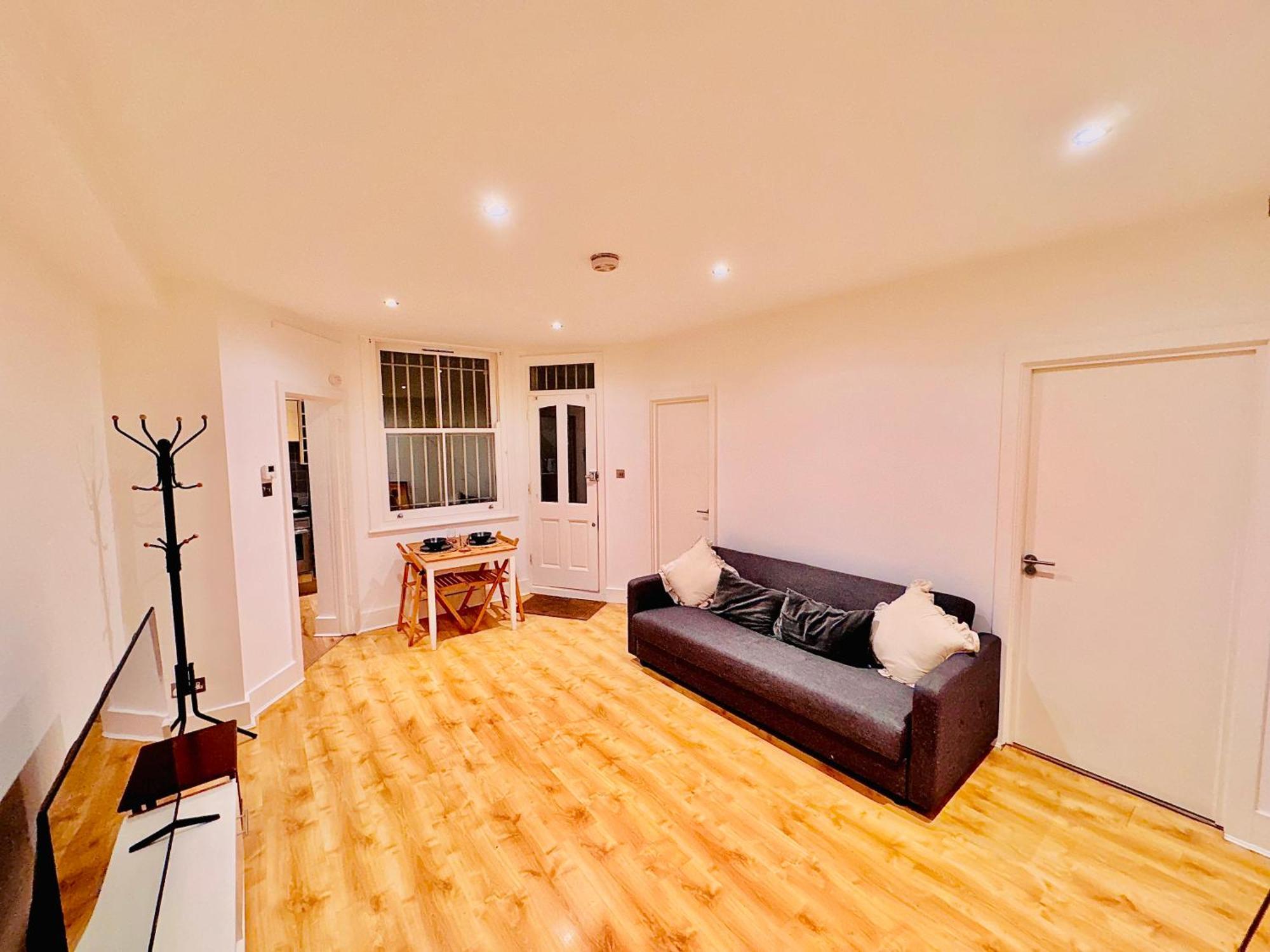 Luxxe Apartments, Kensington & Chelsea, Prime Location, With Many Stations, Westfield Shopping Centre Mins Away Walk Londra